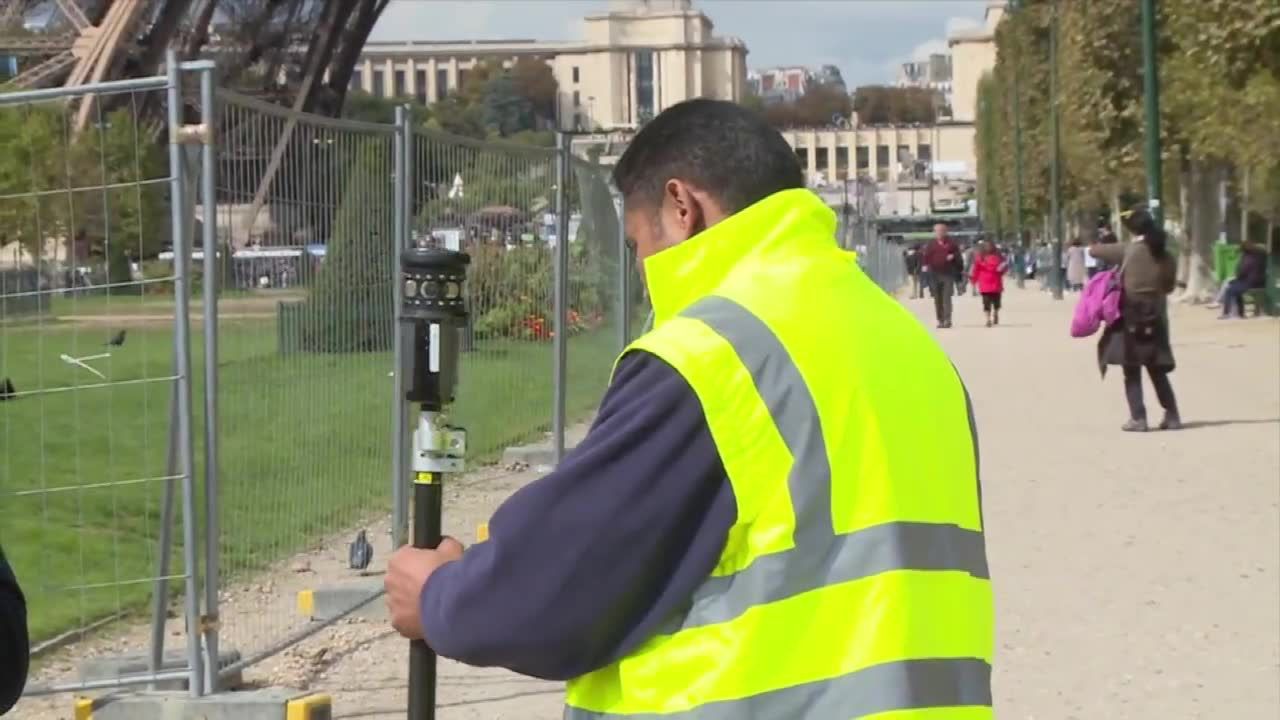 Paryż: budują kuloodporny mur dookoła wieży Eiffela