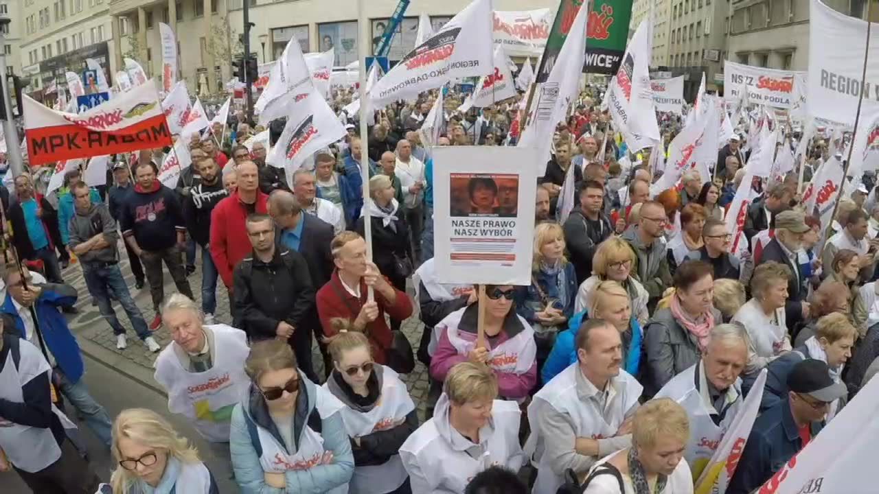 “Ręce precz od Polski”. Protest związkowców pod siedzibą Komisji Europejskiej