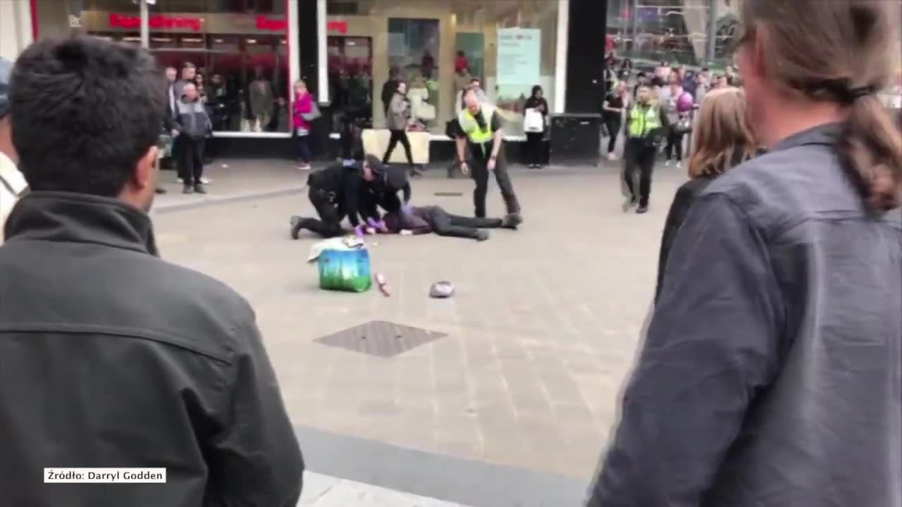 Nożownik w centrum handlowym w Birmingham. Policjanci obezwładnili go paralizatorami