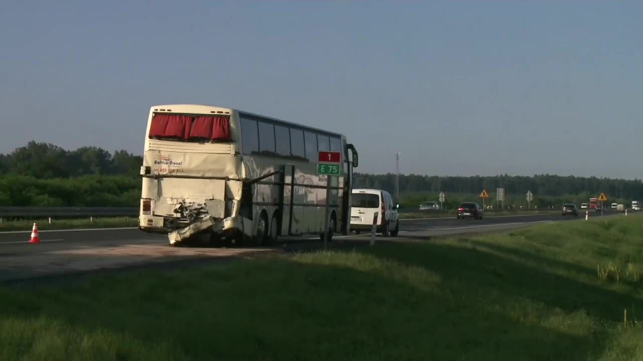 Ciężarówka uderzyła w autobus wiozący 50 dzieci