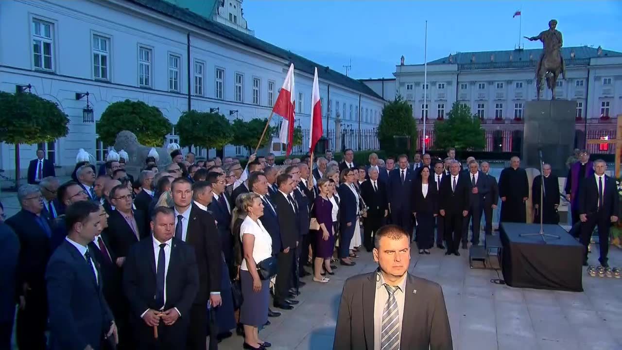 Pokojowa miesięcznica pod Pałacem Prezydenckim