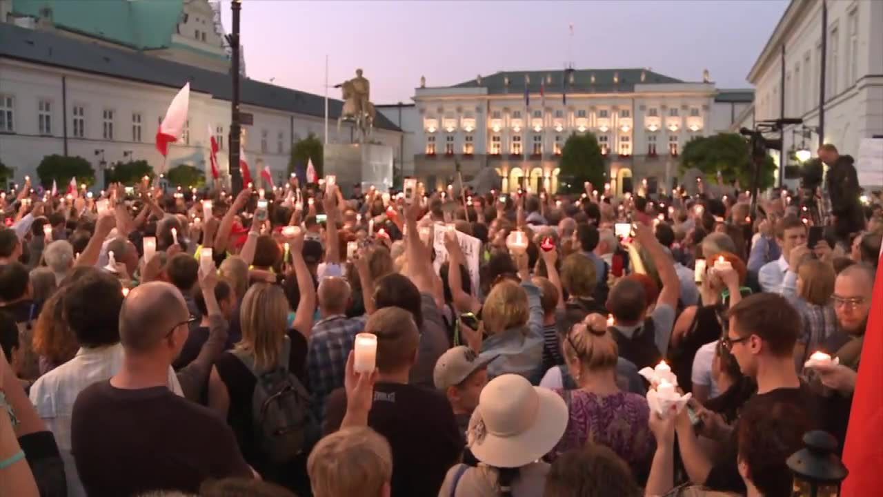 “Wolne sądy, chcemy weta”. Protest przed Pałacem Prezydenckim przeciwko zmianom w sądownictwie