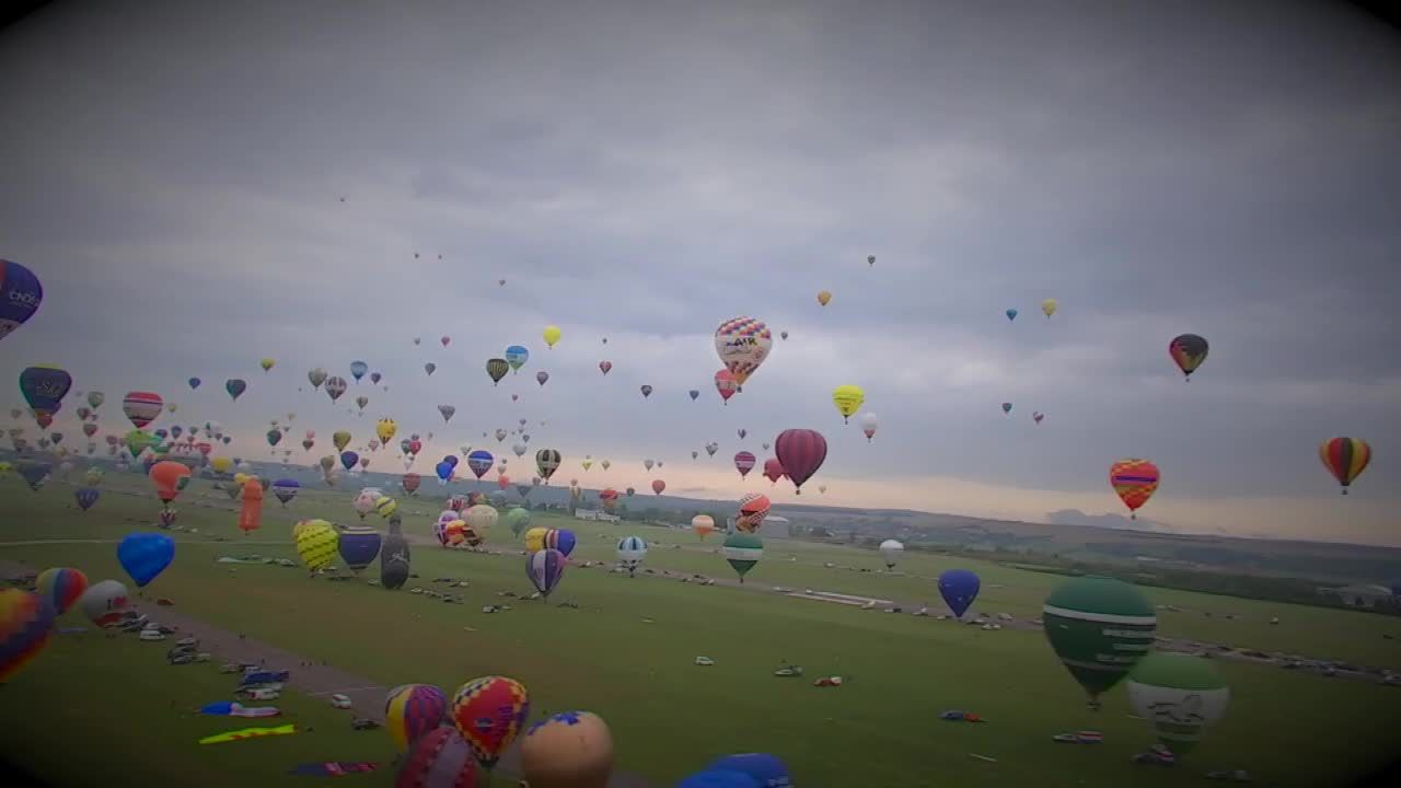 Kilkadziesiąt tysiecy ludzi podziwiało festiwal balonowy we Francji