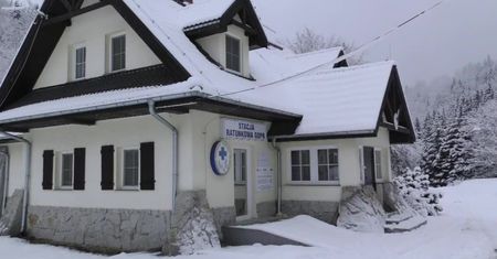 Poszli w góry lekko ubrani, skończyli z hipotermią w szpitalu. Czteroosobowa rodzina zabłądziła w Sudetach