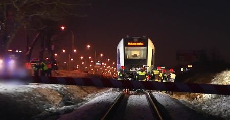 Samochód wjechał tuż pod koła rozpędzonego szynobusu w Rzeszowie. Dwie osoby nie żyją
