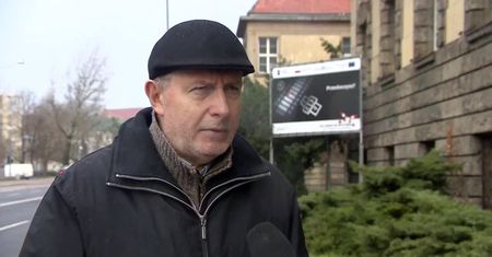 Włączona sygnalizacja, opuszczone rogatki. Kierowcy i tak przejeżdżali przez przejazd kolejowy