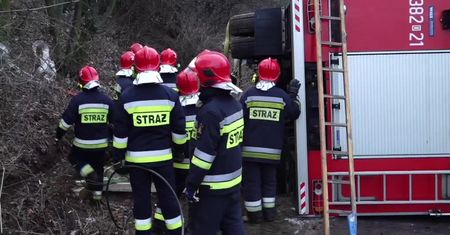 Wóz strażacki jadący do wypadku wpadł w poślizg i wpadł do rowu