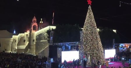 W Betlejem zapłonęły iluminacje na bożonarodzeniowej choince przez Bazyliką Narodzenia Pańskiego