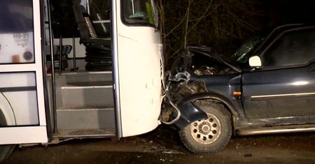 Zderzenie gimbusa z osobówką. Siedmioro dzieci trafiło do szpitala