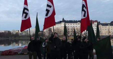 Marsz neonazistów w Helsinkach. Policjanci skonfiskowali flagi ze swastykami podczas pochodu