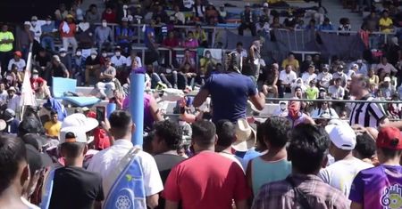 Karawana odpoczywa w stolicy Meksyku. Migranci podziwiali pokazy zapaśników luchadores