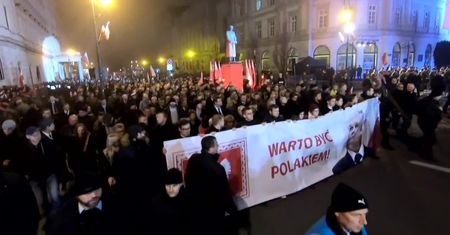 Przy Placu Piłsudskiego w Warszawie odsłonięto pomnik prezydenta Lecha Kaczyńskiego