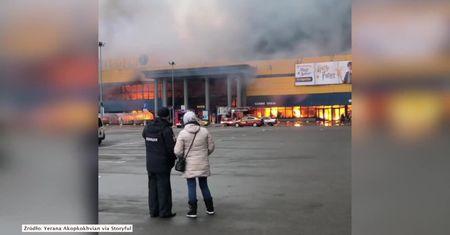 Pożar centrum handlowego w Petersburgu. Zapadł się dach galerii