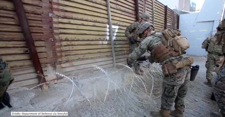 Drut kolczasty na murze granicznym. Żołnierze zabezpieczają USA przed migrantami
