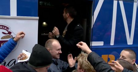 Niecodzienna akcja w setną rocznicę odzyskania niepodległości. Przedstawiciele Lecha i Jagiellonii rozdawali rogale świętomarcińskie przed meczem ligowym