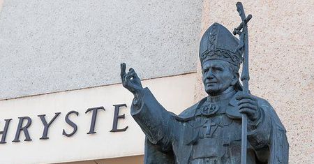 81 proc. Polaków jest mocno związanych z Polską. Za najważniejsze wydarzenia w ostatnim stuleciu uznają pontyfikat Jana Pawła II, okupację hitlerowską i wstąpienie do UE