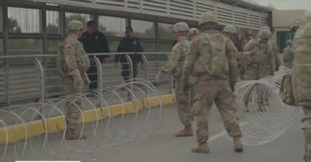 Rozłożyli drut kolczasty na granicy z Meksykiem. USA wysłały kolejnych żołnierzy, by powstrzymali karawanę migrantów