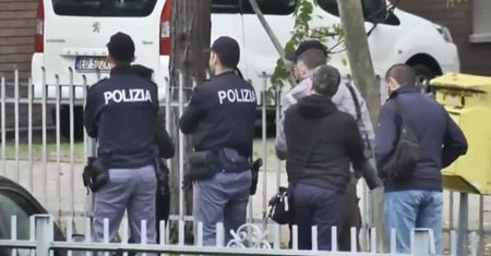 Napadł na pocztę i przetrzymuje zakładników. Przestępca to skazany członek kalabryjskiej mafii