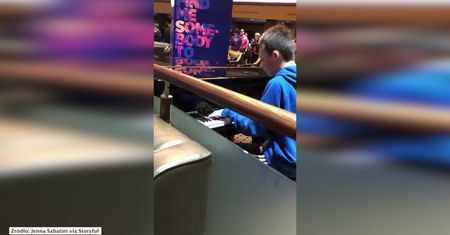 Niesamowite wykonanie „Bohemian Rhapsody” na pianinie. Młody chłopak dał popis talentu po pokazie produkcji o Queen