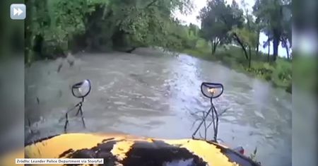 Skrajnie nieodpowiedzialne zachowanie kierowcy szkolnego autobusu. Wjechał na zalaną drogę, prąd porwał pojazd z dzieckiem w środku