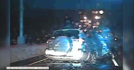 Groźna sytuacja na amerykańskiej autostradzie. Rozpędzony samochód uderzył w stojący przy drodze pojazd uprzywilejowany
