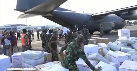Samolot australijskich sił zbrojnych dostarczył pomoc humanitarną dla ofiar trzęsienia ziemi na wyspie Sulwesi