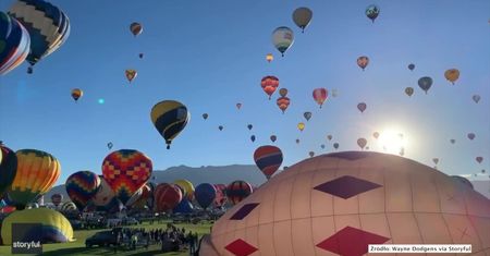 Dziesiątki balonów na ogrzane powietrze wzbiły się w powietrze. Timelapse z Nowego Meksyku