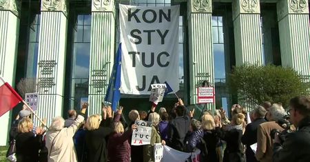 Wielki baner z napisem “Konstytucja” na budynku Sądu Najwyższego
