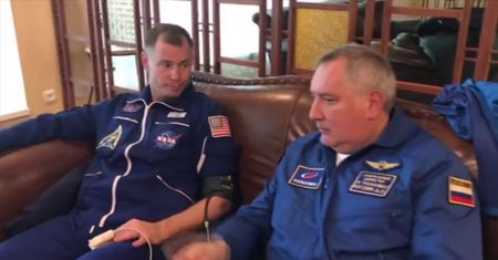 Pierwsze zdjęcia astronautów awaryjnym lądowaniu w Kazachstanie. Rosja tymczasowo zawiesza loty na orbitę