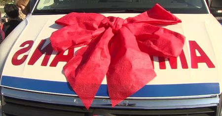 Nowa karetka do ratowania noworodków w Elblągu. Prezent od WOŚP wręczył J. Owsiak
