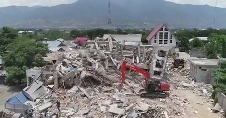Ludzie wciąż pod gruzami. Rośnie liczba ofiar trzęsienia ziemi i tsunami w Indonezji