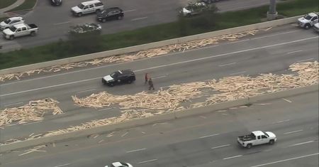 Karambol na autostradzie w Houston. Deski z ciężarówki zasypały jezdnię