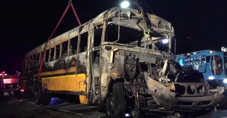 Zderzenie z ciężarówką i pożar szkolnego autobusu w Georgii.