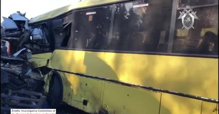 Minibus wbił się w autobus. Dramatyczne zdjęcia z miejsca wypadku w Rosji