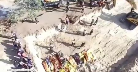Masowy pochówek ofiar trzęsienia ziemi w Indonezji. W jednym grobowcu spoczęły 53 osoby