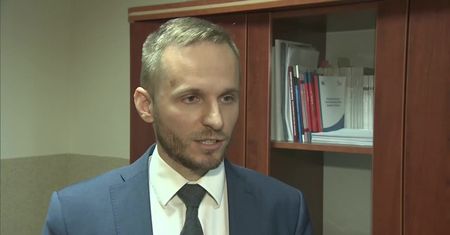 Chodził ulicami i “rozładowywał złość”. Przebił opony w 54 samochodach