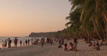 Bajkowa filipińska plaża ponownie otwarta. Po sześciu miesiącach przerwy na oczyszczenie wody