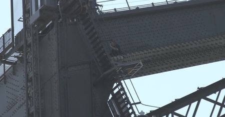 Książę Harry wspiął się na Sydney Harbour Bridge, by wciągnąć na maszt flagę tegorocznej edycji Invicitus Games