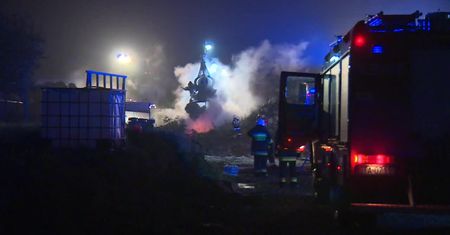 Pożar składowiska zezłomowanych samochodów w Tarnowskich Górach