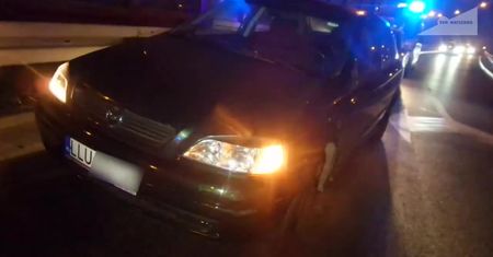 Auto wpadło na barierki w Warszawie. Za kierownicą 101-latek