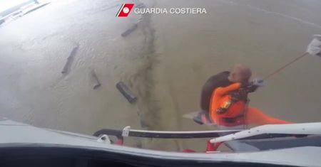 Śmigłowiec uratował mężczyznę z dachu zalanego domu. Akcja ratunkowa na dotkniętej powodzią Sycylii