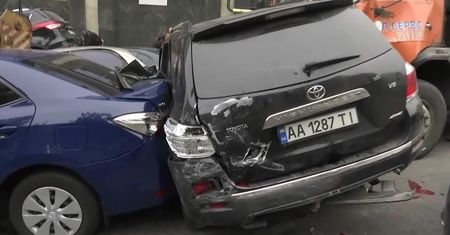Karambol w centrum Kijowa. 17 zniszczonych aut, jedna osoba ranna