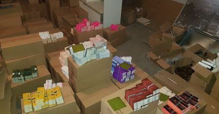 FUNKCJONARIUSZE POLICJI I KAS ZLIKWIDOWALI MAGAZYNY Z PODROBIONYMI PERFUMAMI, ODZIEŻĄ I ZEGARKAMI