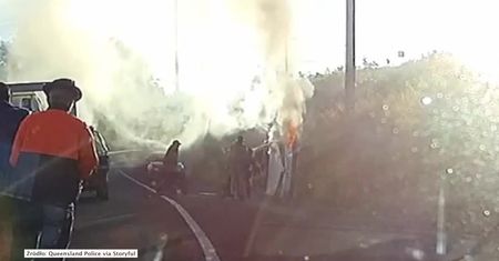 Policjanci wyciągnęli mężczyznę z płonącego samochodu