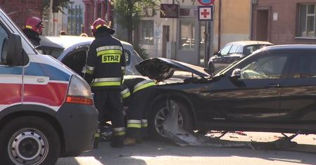 Zderzenie z nieoznakowanym radiowozem w Zabrzu. Dwóch policjantów trafiło do szpitala