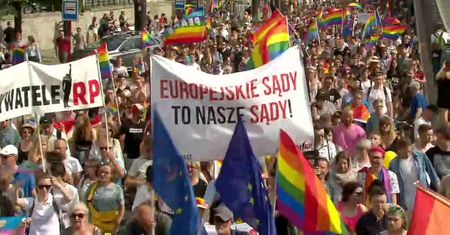 Centrum Warszawy pod tęczowymi flagami. W stolicy przeszła Parada Równości