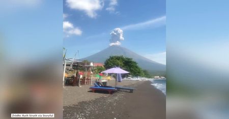 Erupcja wulkanu na Bali. Wielka chmura pyłu nad malowniczą wyspą