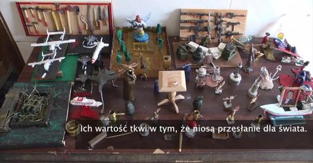 Palestyński artysta tworzy figurki z odłamków pocisków i kul wyjętych z rannych