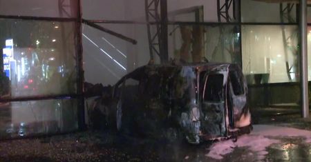 Atak na redakcję gazety w Amsterdamie. Furgonetka staranowała szklaną ścianę budynku, kierowca uciekł