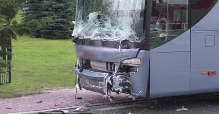 Zderzenie autokaru z osobówką w Małopolsce. Trzy osoby ranne